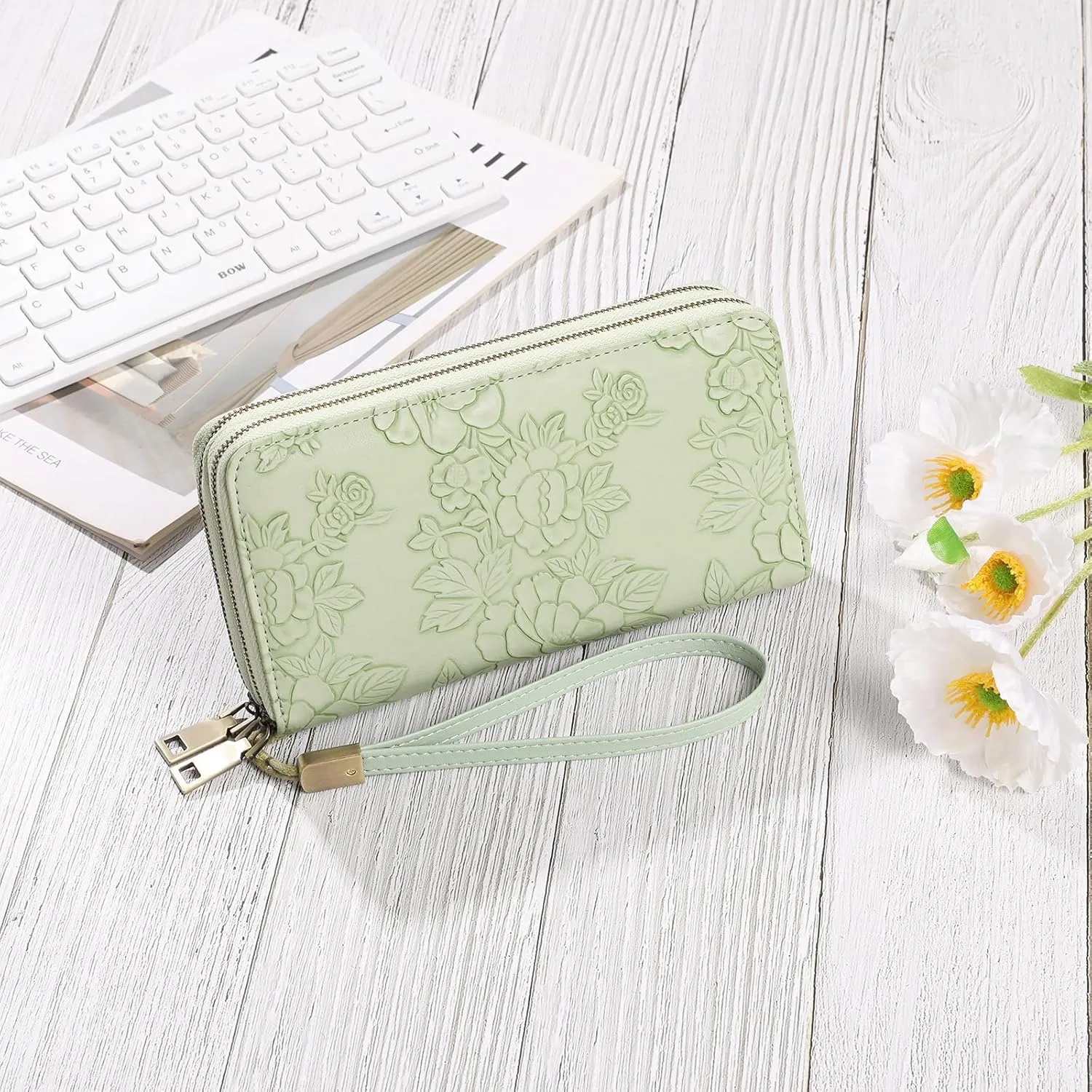 GAEKEAO Wallet for Women Clutch RFID Blocking Wristlet Leather Purse Large Capacity Credit Card Holder with Grip Hand Strap